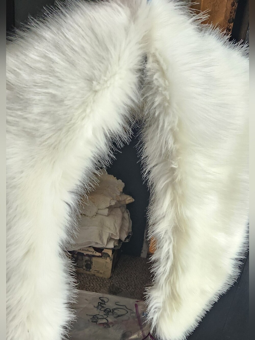 GEORGOUS SOID WHITE VINTAGE MINK STOLE  EXCELLENT CONDITION